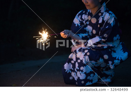 Yukata咆哮的煙花的一名婦女 Yukata咆哮的煙花的一名婦女 32648499