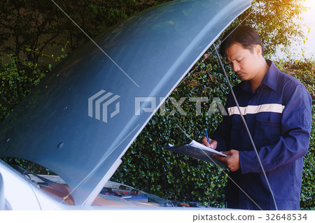 Man checking the items to repair the car 32648534