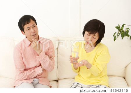 一名婦女服藥 32648546