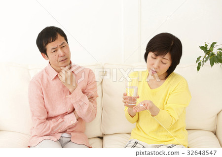 一名婦女服藥 32648547