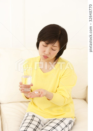 一名婦女服藥 32648770