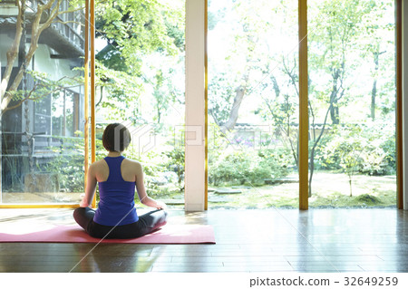 Women who do yoga Women who do yoga 32649259