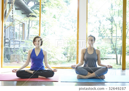 Yoga classroom Yoga classroom 32649287