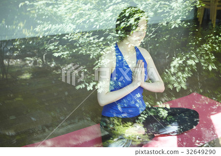 Women who do yoga 32649290