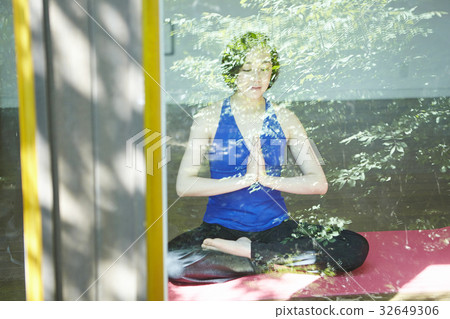 Women who do yoga Women who do yoga 32649306