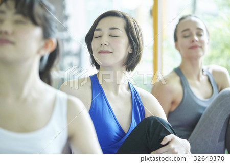 Yoga classroom Yoga classroom 32649370