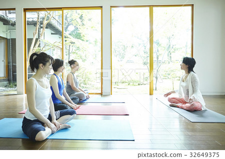 Yoga classroom 32649375