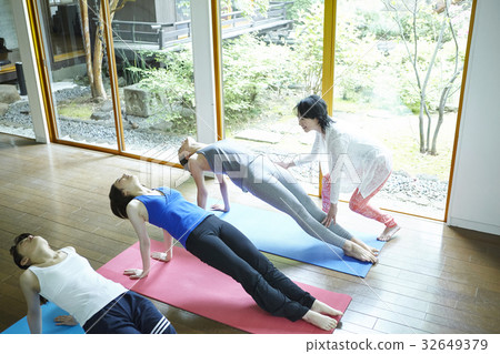 Yoga classroom 32649379