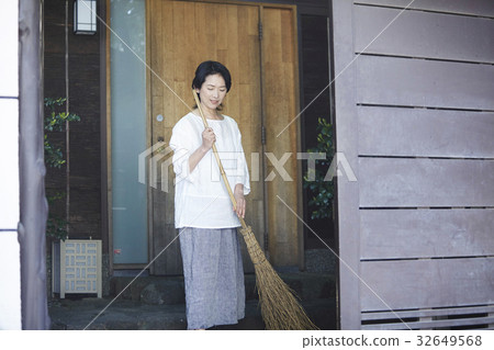 清洗前門的婦女 32649568