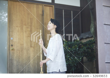 清洗前門的婦女 32649653