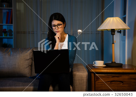 woman working late at night in the work place 32650043