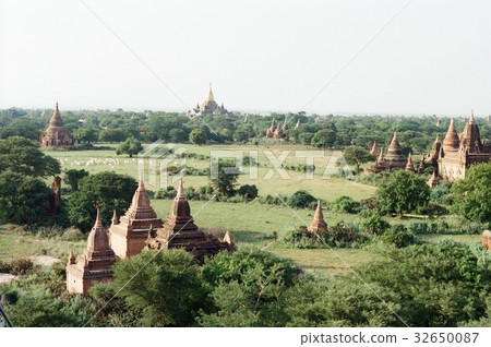 Pagoda · Plain (Bagan / Myanmar) 32650087