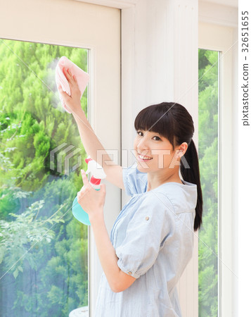 清洗窗口的婦女與微笑 清洗窗口的婦女與微笑 32651655