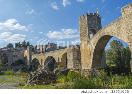 Fortified stone bridge entrance to Besalu Fortified stone bridge entrance to Besalu 32651666