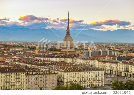 Cityscape of Torino (Turin, Italy) at dusk 32651945