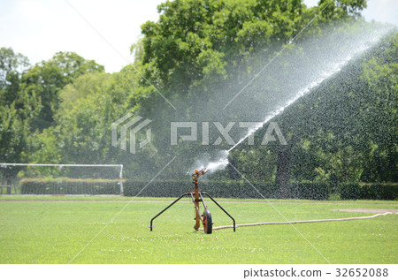 噴水器在嚴酷的熱量下治愈草 32652088