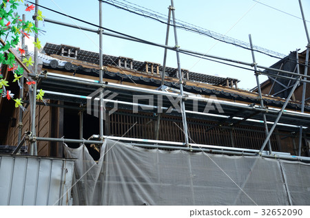 在修理下的老民房 32652090