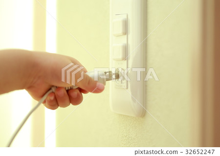 Outlet cover (child infant girl 2 years old 2 years old Outlet guard mischief prevention face without hand) 32652247
