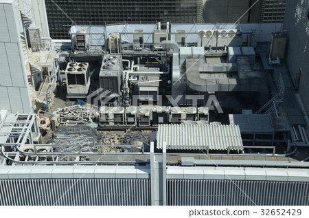 拆除和拆除工作開始的中層建築的屋頂，空調和室外單位等待拆除 32652429