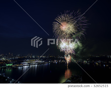 Fireworks display in Yokohama Fireworks display in Yokohama 32652515