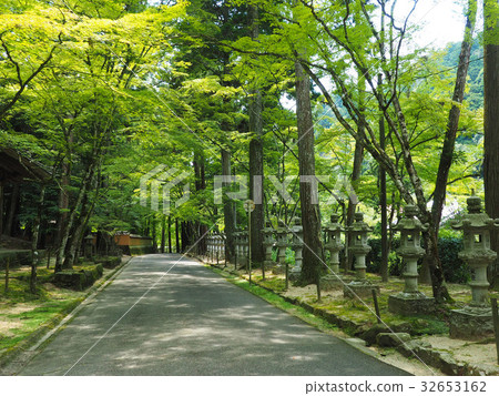 Buddhist monastery approaching 32653162