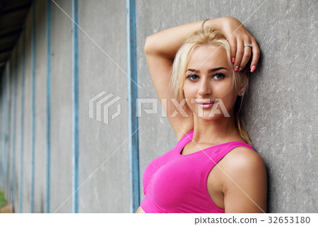 Portrait of a beautiful young woman 32653180
