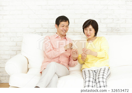 在平板電腦上觀看的男性和女性朋友 在平板電腦上觀看的男性和女性朋友 32653472