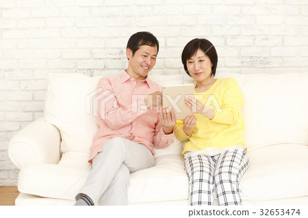 Male and female friends to watch on tablet 32653474