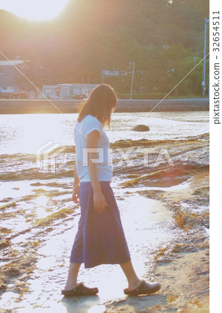 Girl who crawls and walks Girl who crawls and walks 32654511