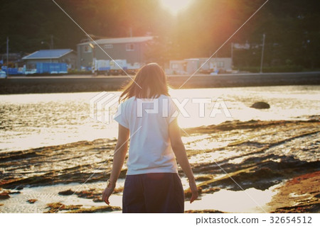 Standing women 32654512