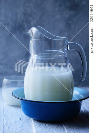 Pitcher in a bowl Pitcher in a bowl 32654641