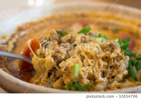 Yum goong. Оякодон. Оякодон с курицей. Донбури. Донбури блюдо.