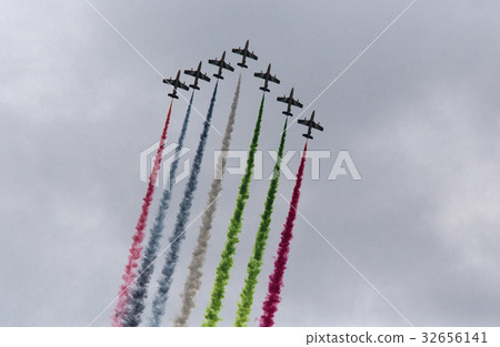 Aerobatic team making loopings in the air Aerobatic team making loopings in the air 32656141