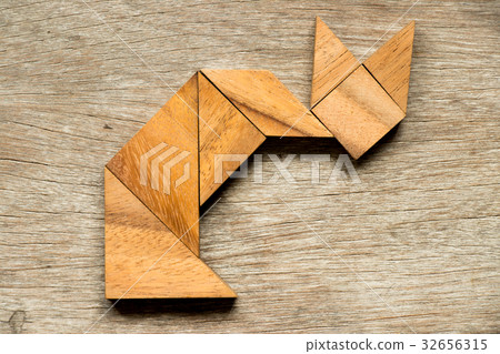 Tangram puzzle in cat sitting shape 32656315