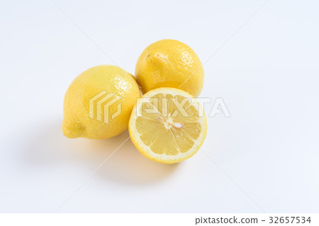 Sliced lemon 32657534