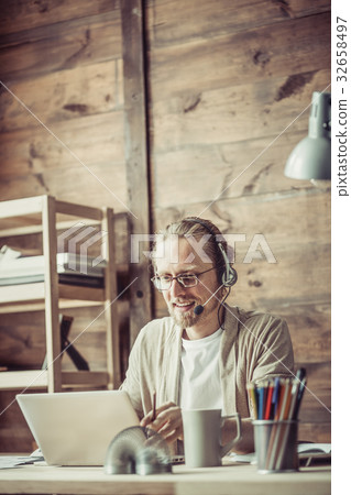 Freelancer having negotiation online. 32658497
