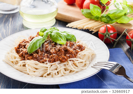Spaghetti bolognese with cheese and basil Spaghetti bolognese with cheese and basil 32660917