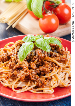Spaghetti bolognese with cheese and basil Spaghetti bolognese with cheese and basil 32660918