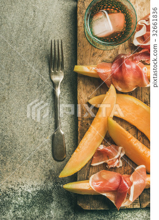 Summer wine party set with rose wine, prosciutto 32661836