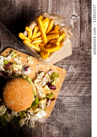 Home made burgers on wooden plate 32662017