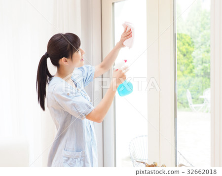 婦女清潔窗戶 32662018