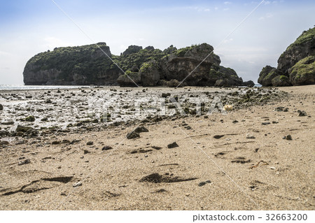 Hamahigajima奇怪的岩石石頭 32663200