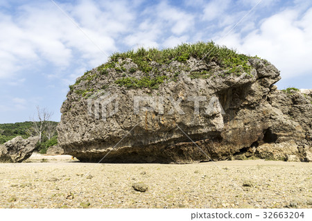 Hamahigajima奇怪的岩石石頭 32663204