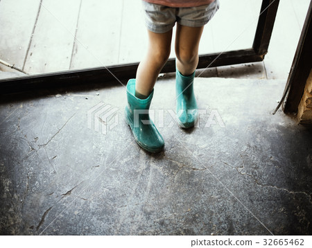 kid is wearing boots gettting in 32665462