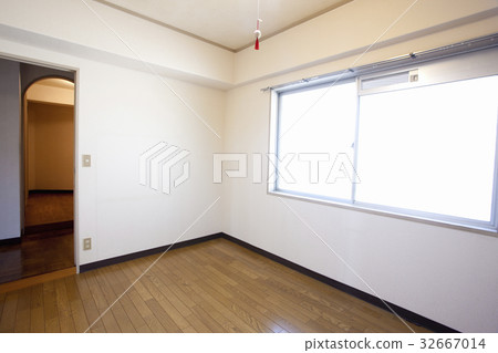 Western-style room before renovation 32667014