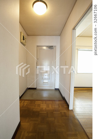 Entrance and corridor before renovation 32667106