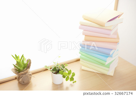 書堆放在窗戶上 32667174