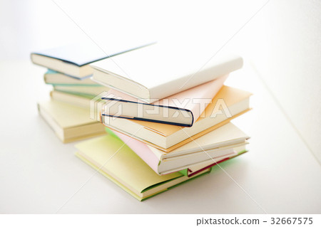 一本堆積的書 32667575
