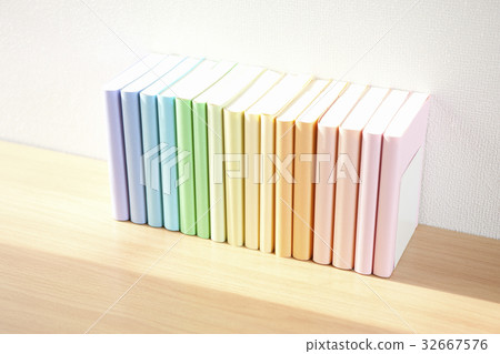 書放在窗邊 32667576