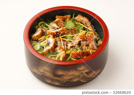 Eel chirashi sushi 32668620